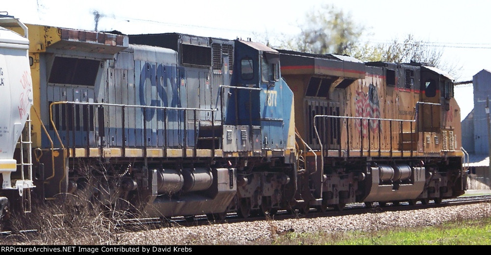 UP 7768 & CSX 7877 passing by.